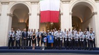 Para pemain timnas berpose bersama Perdana Menteri Italia Mario Draghi di Roma, Italia. Dalam pertemuan itu Mario Draghi mengucapkan rasa syukurnya atas kemenangan Italia di Piala Eropa, yang terakhir diraih 53 tahun silam.