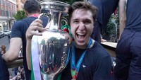 Federico Chiesa ikut dalam parade sambil menunjukkan trofi juara Piala Eropa.