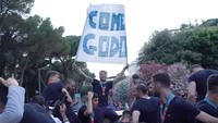 Setelah melakukan parade, skuad Italia kembali ke Hotel Marco dei Principi, tempat mereka biasa menginap selama Piala Eropa 2020, untuk menjalani acara makan malam.