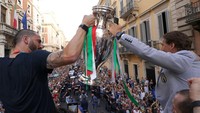 Italia sempat tak mendapat izin untuk melakukan parade di jalanan kota Roma. Namun setelah melakukan negosiasi dengan otoritas setempat, para pemain Italia diperbolehkan untuk berkeliling kota menyapa suporter.
