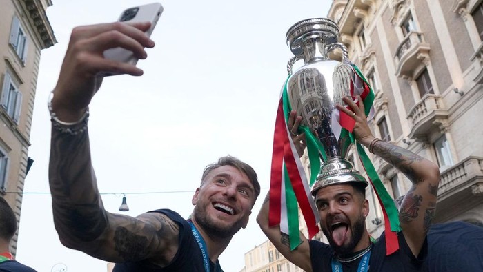 Timnas Italia berpesta di Roma usai menjuarai Piala Eropa 2020. Gli Azzurri merayakannya dengan melakukan parade keliling ibu kota.