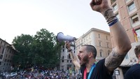 Timnas Italia berpesta di Roma usai menjuarai Piala Eropa 2020. Gli Azzurri merayakannya dengan melakukan parade keliling ibu kota.