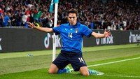 Federico Chiesa menjadi nyawa serangan Italia sejak fase gugur. Kejeliannya membongkar pertahanan lawan dari sisi sayap berbuah dua gol ke gawang Austria dan Spanyol. Daya juang pemain 23 taun ini amat luar biasa, meski sering terlihat kelelahan di pengujung laga. Foto: Getty Images/Frank Augstein - Pool