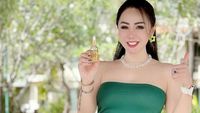 Foto: 8 Penampilan Seksi Femmy Permatasari di Usia 47, Bantah Implan Payudara
