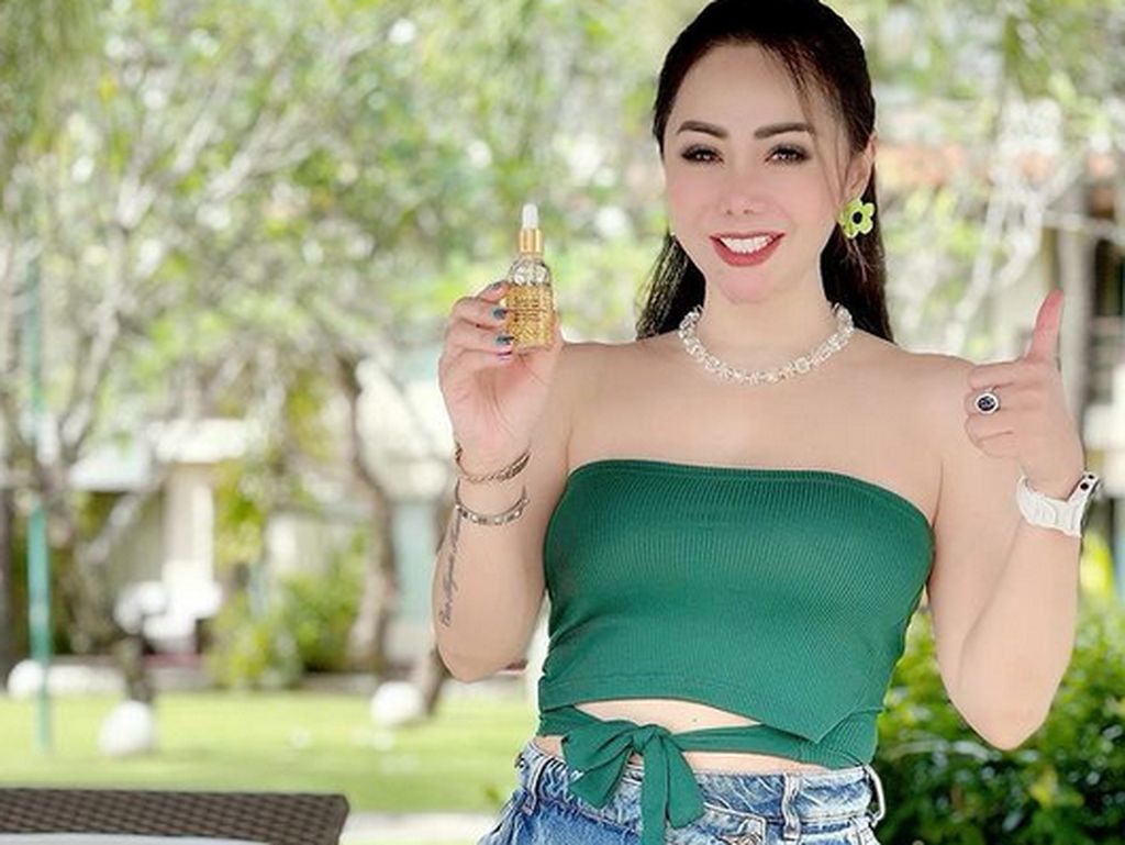 Foto: 8 Penampilan Seksi Femmy Permatasari di Usia 47, Bantah Implan Payudara Foto: 8 Penampilan Seksi Femmy Permatasari di Usia 47, Bantah Implan Payudara