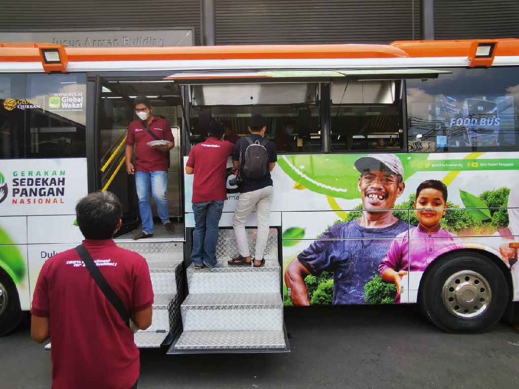 Salut! Bus Mercy Disulap Jadi Dapur Berjalan untuk Bagikan Makanan Gratis