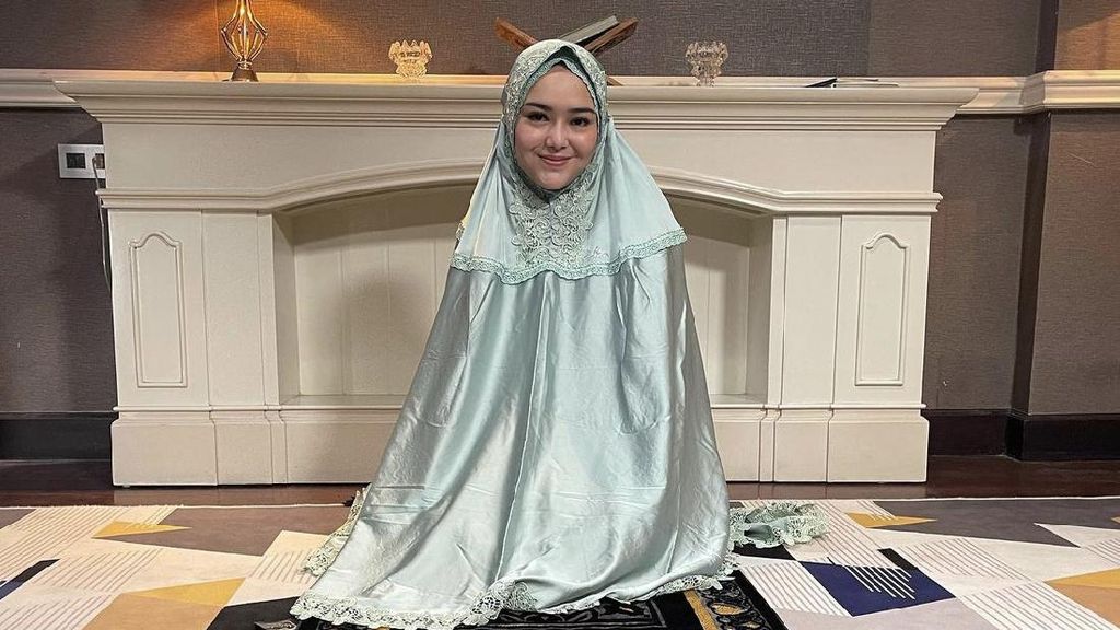 8 Potret Amanda Manopo Jualan Mukena Rp 1,3 Juta, Gayanya Bikin Adem 8 Potret Amanda Manopo Jualan Mukena Rp 1,3 Juta, Gayanya Bikin Adem