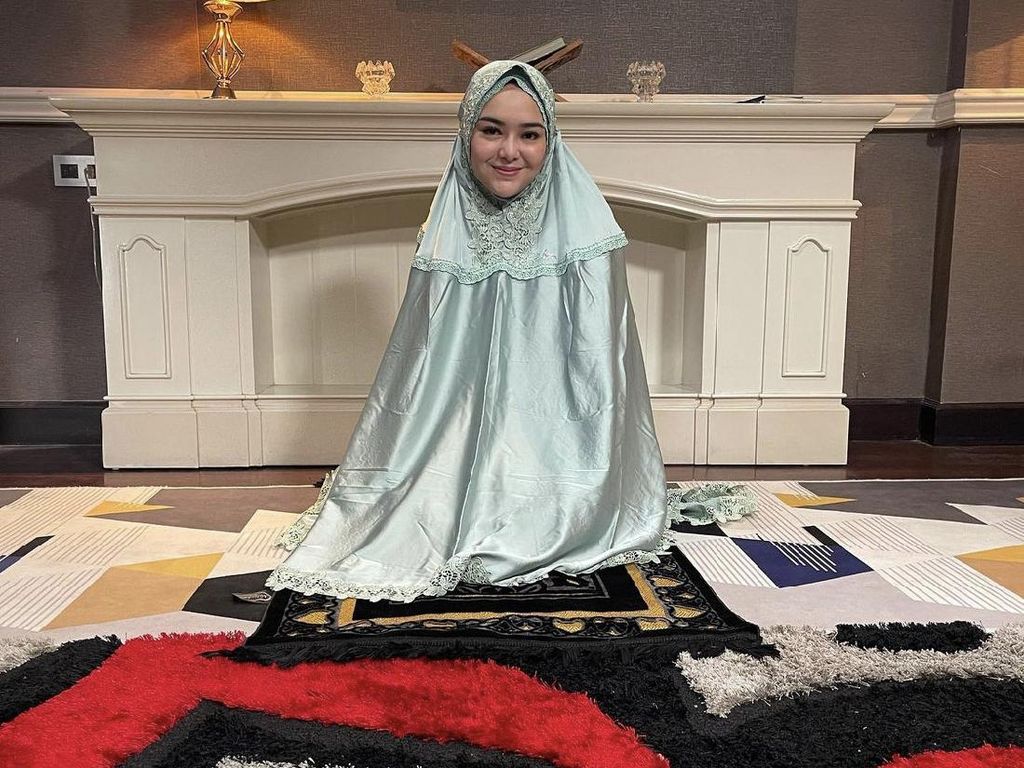 8 Potret Amanda Manopo Jualan Mukena Rp 1,3 Juta, Gayanya Bikin Adem 8 Potret Amanda Manopo Jualan Mukena Rp 1,3 Juta, Gayanya Bikin Adem