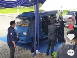 Viral Pria Wisuda Drive Thru Naik Angkot Bikin Netizen Salut