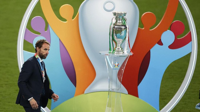 LONDON, ENGLAND - JULY 11: Gareth Southgate, Head Coach of England walks past the Henri Delaunay Trophy following his teams defeat in the UEFA Euro 2020 Championship Final between Italy and England at Wembley Stadium on July 11, 2021 in London, England. (Photo by John Sibley - Pool/Getty Images)