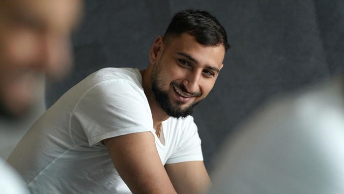 FLORENCE, ITALY - JULY 08: Gianluigi Donnarumma of Italy looks on during a Italy training session at Centro Tecnico Federale di Coverciano on July 08, 2021 in Florence, Italy. (Photo by Claudio Villa/Getty Images)