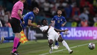 Serta merta, Chiellini menarik Saka sampai jatuh. (Foto: AP/Laurence Griffiths)