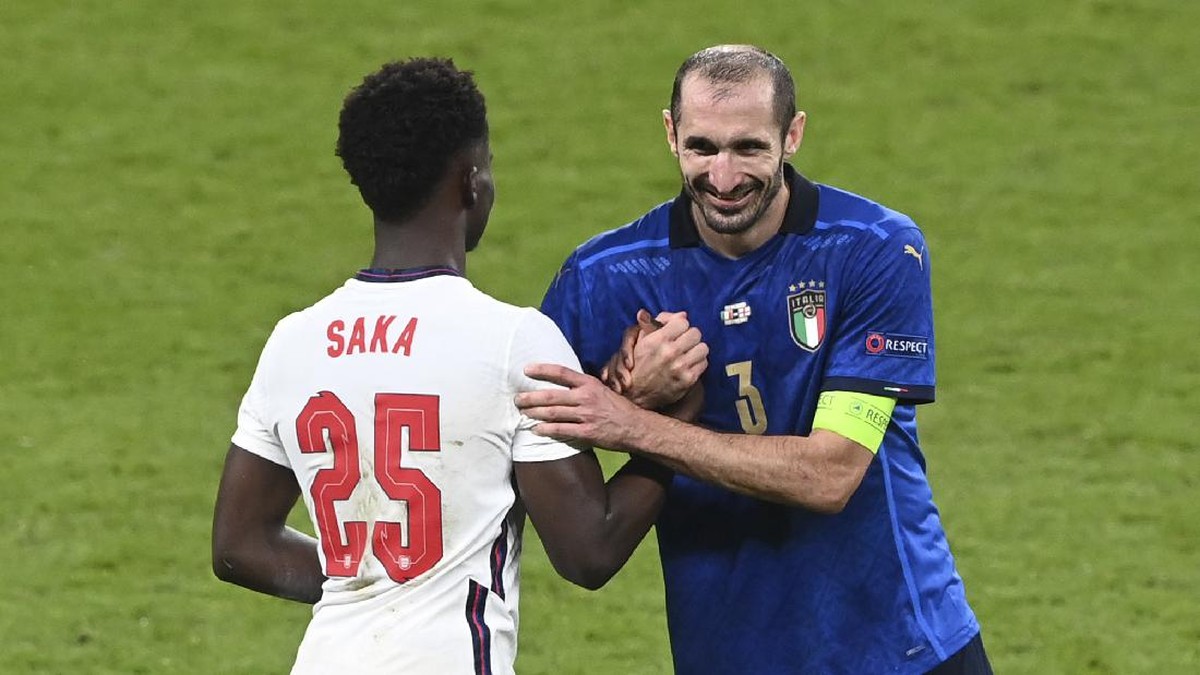 Giorgio Chiellini keluarkan jampi-jampi sampai Bukayo Saka gagal eksekusi penalti. (Foto: AP/Facundo Arrizabalaga)