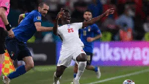 Lihat Lagi Detik-detik Chiellini Tarik Saka yang Bikin Mourinho Kagum
