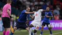 Chiellini harus melanggar Saka dalam perebutan bola. (Foto: AP/Laurence Griffiths)