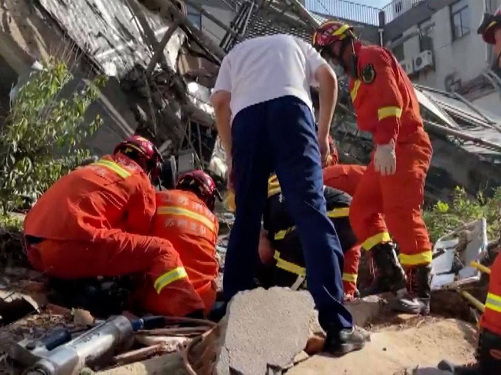 Hotel di China Ambruk, 8 Orang Tewas dan 9 Masih Hilang Hotel di China Ambruk, 8 Orang Tewas dan 9 Masih Hilang