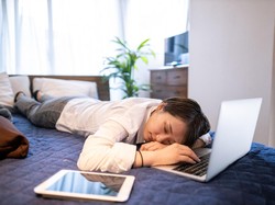 Mengenal Istilah Jam Koma Gen Z yang Viral di Medsos, Ini Arti & Penyebabnya