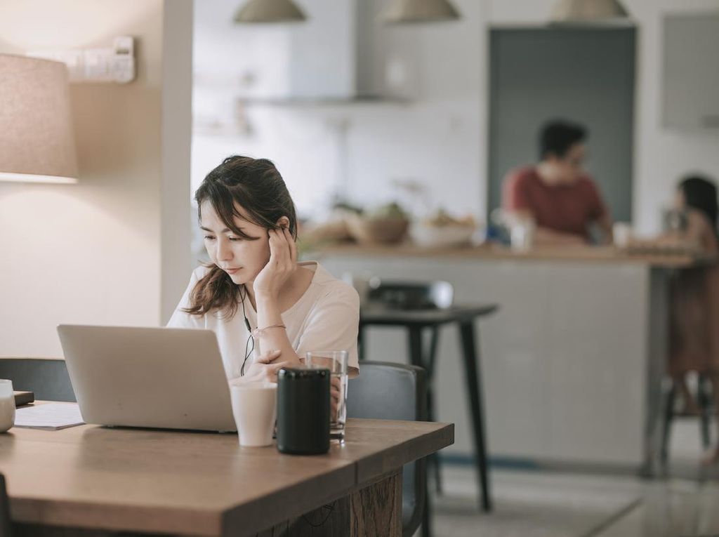 Fenomena Zoom Dysmorphia yang Memicu Jadi Lebih Insecure dengan Penampilan Fenomena Zoom Dysmorphia yang Memicu Jadi Lebih Insecure dengan Penampilan