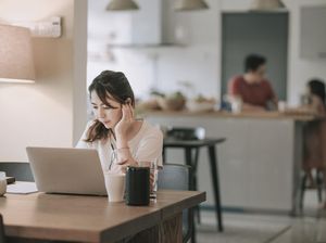 Fenomena Zoom Dysmorphia yang Memicu Jadi Lebih Insecure dengan Penampilan Fenomena Zoom Dysmorphia yang Memicu Jadi Lebih Insecure dengan Penampilan