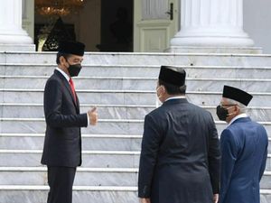 Jempol Jokowi untuk Prabowo di Istana