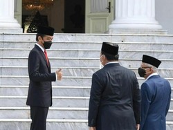 Jempol Jokowi untuk Prabowo di Istana