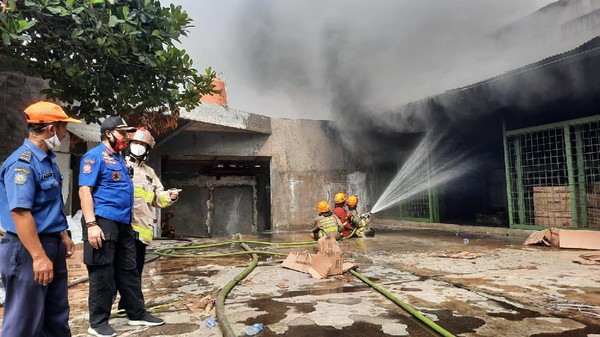 Kebakaran gudang sepeda di Bandung belum juga padam