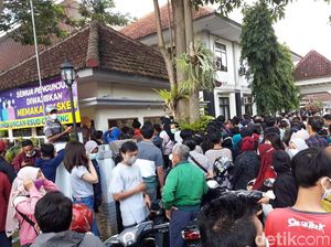 Vaksinasi COVID-19 di RSUD Genteng Banyuwangi Timbulkan Kerumunan