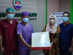 Semangati Nakes, Ridwan Kamil Kirim Kue ke 92 RS Rujukan COVID-19