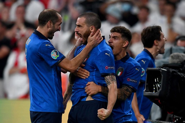 LONDON, ENGLAND - JULY 11: Leonardo Bonucci of Italy celebrates with Giorgio Chiellini and Giovanni Di Lorenzo after scoring their sides first goal during the UEFA Euro 2020 Championship Final between Italy and England at Wembley Stadium on July 11, 2021 in London, England. (Photo by Claudio Villa/Getty Images)
