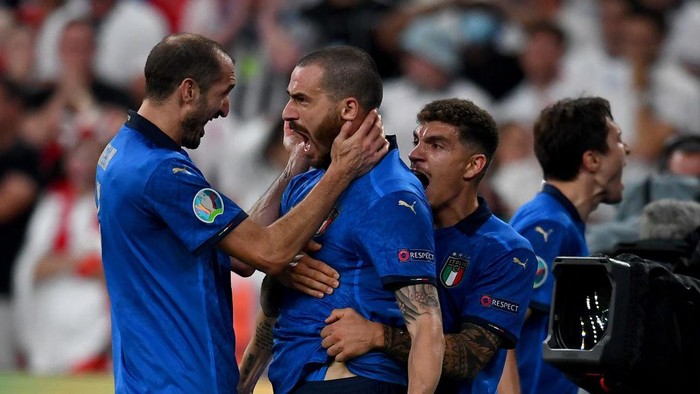 LONDON, ENGLAND - JULY 11: Leonardo Bonucci of Italy celebrates with Giorgio Chiellini and Giovanni Di Lorenzo after scoring their sides first goal during the UEFA Euro 2020 Championship Final between Italy and England at Wembley Stadium on July 11, 2021 in London, England. (Photo by Claudio Villa/Getty Images)