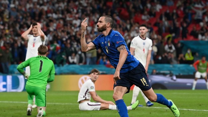 LONDON, ENGLAND - JULY 11: Leonardo Bonucci of Italy celebrates after scoring their sides first goal during the UEFA Euro 2020 Championship Final between Italy and England at Wembley Stadium on July 11, 2021 in London, England. (Photo by Paul Ellis - Pool/Getty Images)