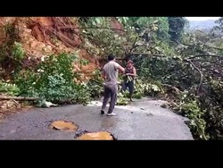 Longsor di Seluma Bengkulu, Jembatan Penghubung Antardesa Terputus