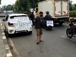 Mal Ditutup, Tukang Servis HP di PGC Pindah ke Pinggir Jalan