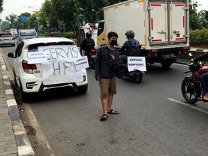 Mal Ditutup, Tukang Servis HP di PGC Pindah ke Pinggir Jalan