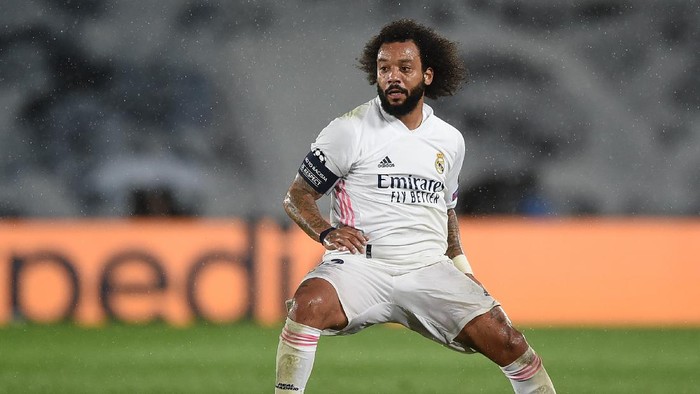 MADRID, SPAIN - APRIL 27:  Marcelo of Real Madrid controls the ball during the UEFA Champions League Semi Final First Leg match between Real Madrid and Chelsea FC at Estadio Alfredo Di Stefano on April 27, 2021 in Madrid, Spain. Sporting stadiums around Spain remain under strict restrictions due to the Coronavirus Pandemic as Government social distancing laws prohibit fans inside venues resulting in games being played behind closed doors. (Photo by Denis Doyle/Getty Images)(Photo by Denis Doyle/Getty Images
