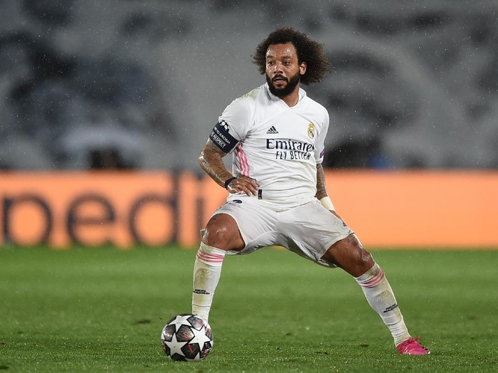 MADRID, SPAIN - APRIL 27:  Marcelo of Real Madrid controls the ball during the UEFA Champions League Semi Final First Leg match between Real Madrid and Chelsea FC at Estadio Alfredo Di Stefano on April 27, 2021 in Madrid, Spain. Sporting stadiums around Spain remain under strict restrictions due to the Coronavirus Pandemic as Government social distancing laws prohibit fans inside venues resulting in games being played behind closed doors. (Photo by Denis Doyle/Getty Images)(Photo by Denis Doyle/Getty Images