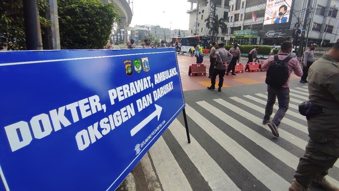 Ojol boleh melalui penyekatan di Fatmawati Jaksel asalkan tunjukan bukti orderan makanan Ojol boleh melalui penyekatan di Fatmawati Jaksel asalkan tunjukan bukti orderan makanan