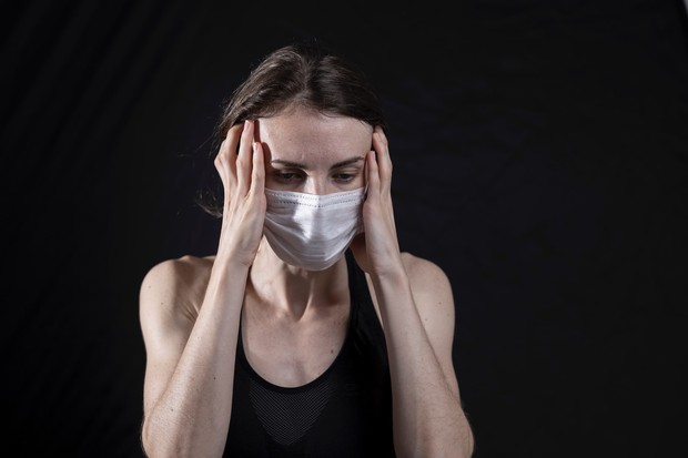Pakai masker menghindari virus dan alergi/Photo by unsplash.com/@enginakyurt Perempuan yang sedang memakai masker