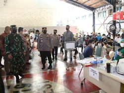 Panglima TNI dan Kapolri Pantau Vaksinasi di Pesantren Jaktim