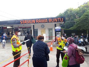 Suasana Pengecekan STRP Calon Penumpang KRL di Stasiun Rawa Buntu Pagi Ini