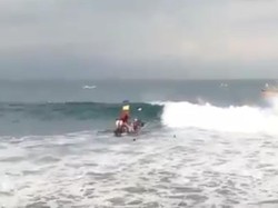 Perahu Terbalik Dihantam Ombak, 7 Nelayan Sukabumi Nyebur ke Laut