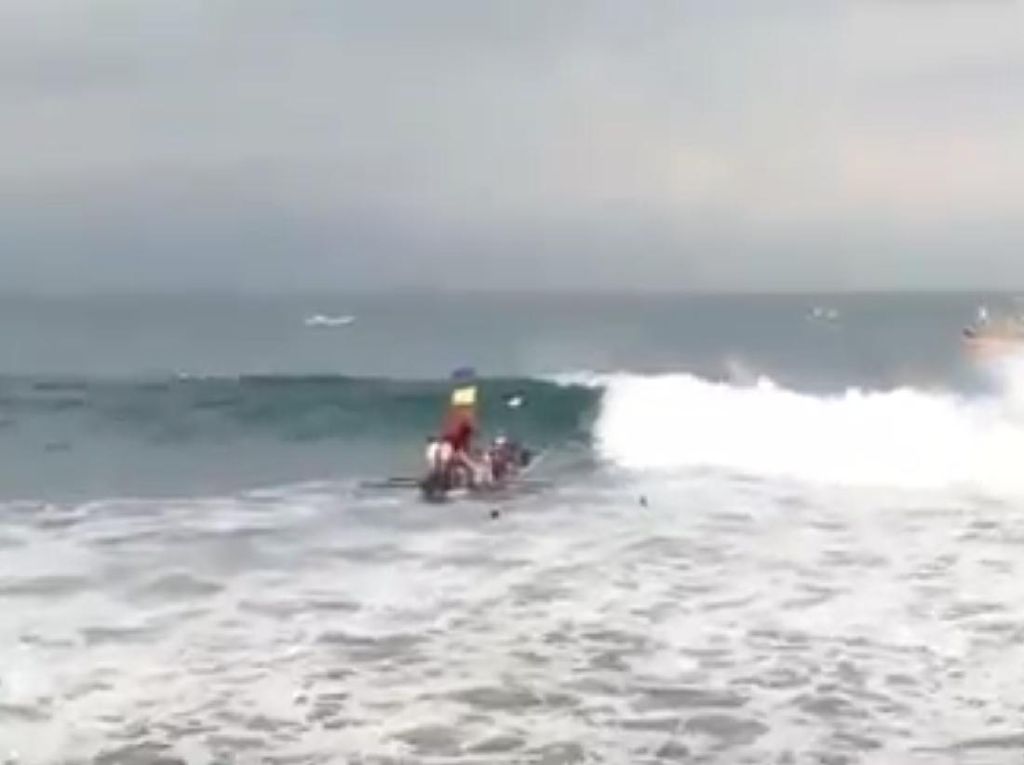 Perahu Terbalik Dihantam Ombak, 7 Nelayan Sukabumi Nyebur ke Laut Perahu Terbalik Dihantam Ombak, 7 Nelayan Sukabumi Nyebur ke Laut