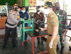 Petugas Gabungan Trenggalek Tertibkan Warung yang Layani Makan di Tempat
