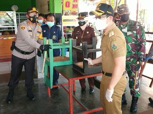 Petugas Gabungan Trenggalek Tertibkan Warung yang Layani Makan di Tempat Petugas Gabungan Trenggalek Tertibkan Warung yang Layani Makan di Tempat