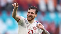 Satu slot gelandang tersisa diisi Pierre-Emile Hojbjerg. Pemain Denmark ini selain jago membantu pertahanan, juga pandai menciptakan peluang. Tiga assist berhasil dibuatnya, dan mengantar Tim Dinamit melaju hingga semifinal. Foto: Getty Images/Dean Mouhtaropoulos