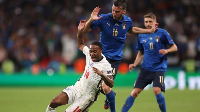 LONDON, ENGLAND - JULY 11: Raheem Sterling of England is challenged by Bryan Cristante of Italy during the UEFA Euro 2020 Championship Final between Italy and England at Wembley Stadium on July 11, 2021 in London, England. (Photo by Carl Recine - Pool/Getty Images)