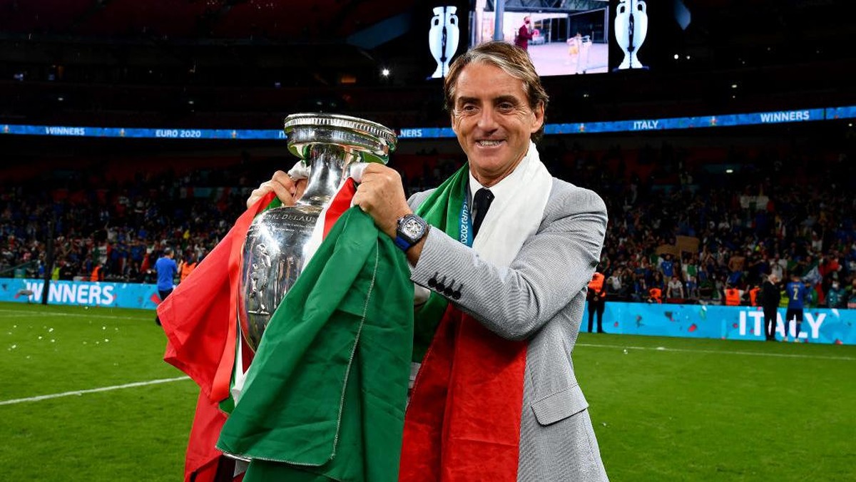 Mancini berpose dengan trofi Piala Eropa. Foto: Getty Images/Claudio Villa