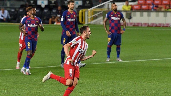 BARCELONA, SPAIN - JUNE 30: Saul Niguez of Atletico Madrid celebrates after scoring his teams first goal by penalty during the Liga match between FC Barcelona and Club Atletico de Madrid at Camp Nou on June 30, 2020 in Barcelona, Spain. (Photo by David Ramos/Getty Images)