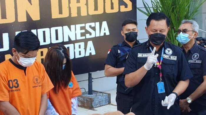 Selebgram Jessica Forrester dan manager tempat hiburan, Denny, ditangkap BNNP Bali. (dok BNNP Bali)