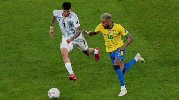 Soccer Football - Copa America 2021 - Final - Brazil v Argentina - Estadio Maracana, Rio de Janeiro, Brazil - July 10, 2021 Brazil's Neymar in action Argentina's Rodrigo De Paul REUTERS/Henry Romero